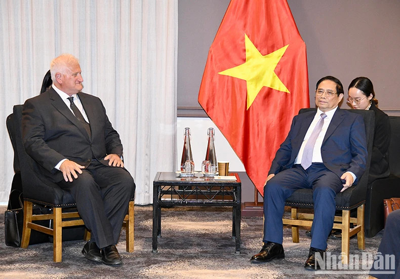 Prime Minister Pham Minh Chinh (R) receives Jeffrey Gandel, Non-Executive Chairman of ASM. (Photo: NDO)