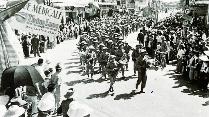 The Capital Regiment led the way, arriving at Hang Gai Street on October 10, 1954, during the takeover of the Capital. (Photo: NGUYEN BA KHOAN) The Capital Regiment led the way, arriving at Hang Gai Street on October 10, 1954, during the takeover of the Capital. (Photo: NGUYEN BA KHOAN)