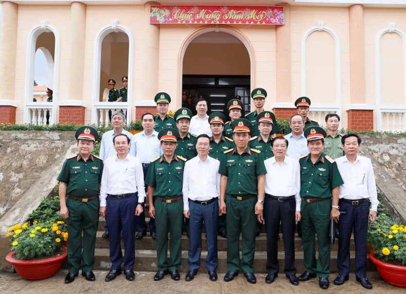 President Vo Van Thuong and other delegates pose for a photo with commanding officers of Regiment 152, Military Region 9. (Photo: VNA)