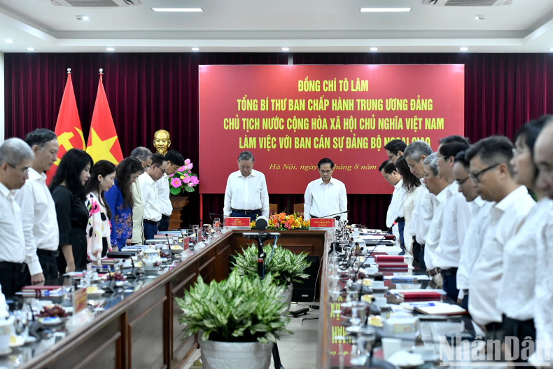 Party General Secretary and President To Lam and other participants observe a minute of silence to pay tribute to late Party General Secretary Nguyen Phu Trong.