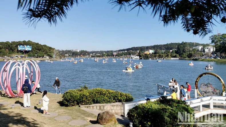 The number of visitors to Da Lat City increased by 22.4% compared to the same period in 2023. The number of visitors to Da Lat City increased by 22.4% compared to the same period in 2023.