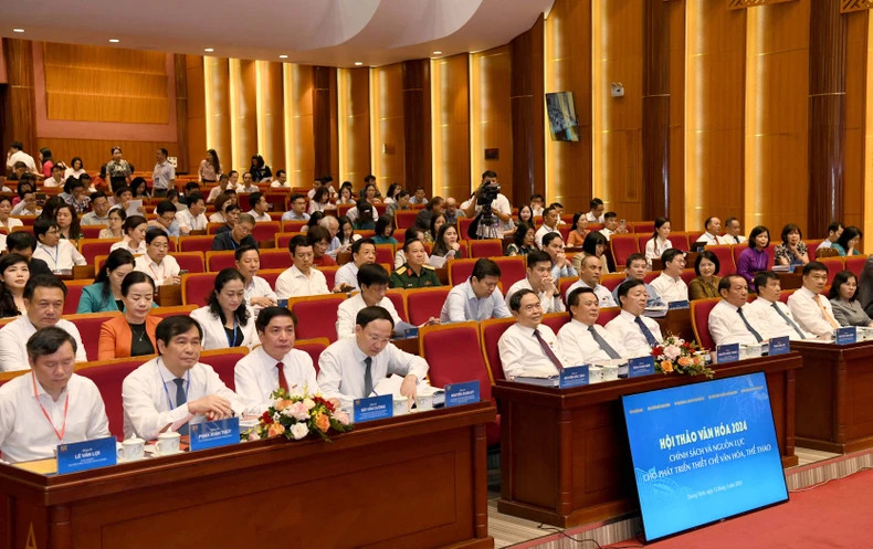 The delegates attend the seminar.