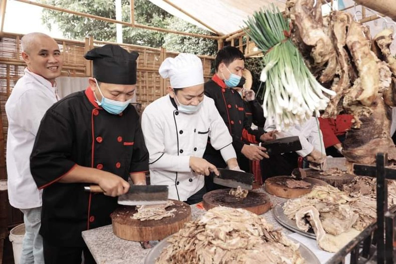 Artisan Co Nhu Doi and other chefs prepare ingredients to serve tourists during the 2022 ‘Pho’ Festival.