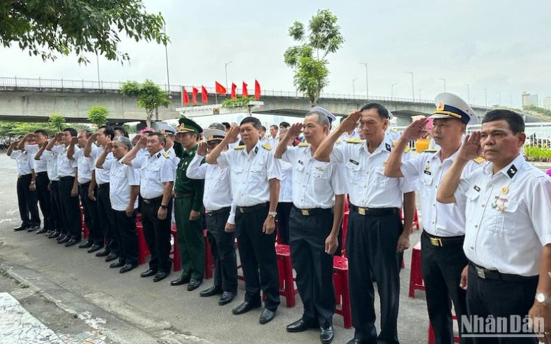 Members of the Da Nang City Navy Veterans’ Association pay tribute to the heroes and fallen soldiers during the Gac Ma battle. (Photo: ANH DAO) Members of the Da Nang City Navy Veterans’ Association pay tribute to the heroes and fallen soldiers during the Gac Ma battle. (Photo: ANH DAO)