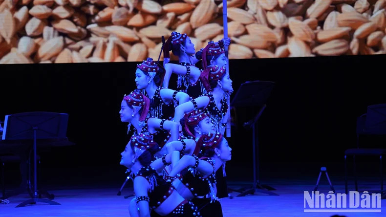 Artists from the Vietnam Contemporary Arts Theatre perform. Artists from the Vietnam Contemporary Arts Theatre perform.