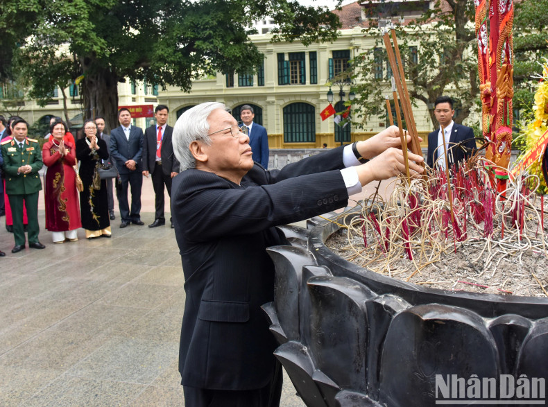 Party General Secretary Nguyen Phu Trong offers incense at the statue of King Ly Thai To.