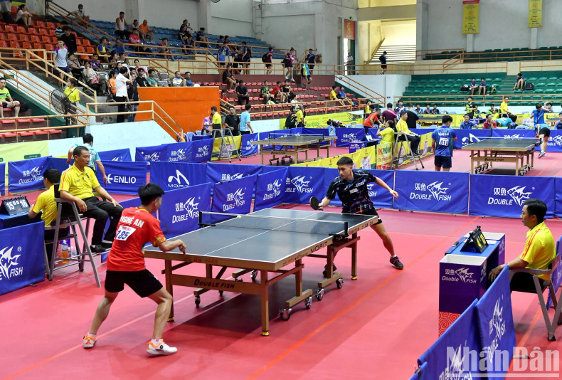 Nguyen Anh Tu, the reigning men's singles and mixed doubles champion, represents Hanoi 1, competing with his opponent from Nghe An 1 team. Nguyen Anh Tu, the reigning men's singles and mixed doubles champion, represents Hanoi 1, competing with his opponent from Nghe An 1 team.