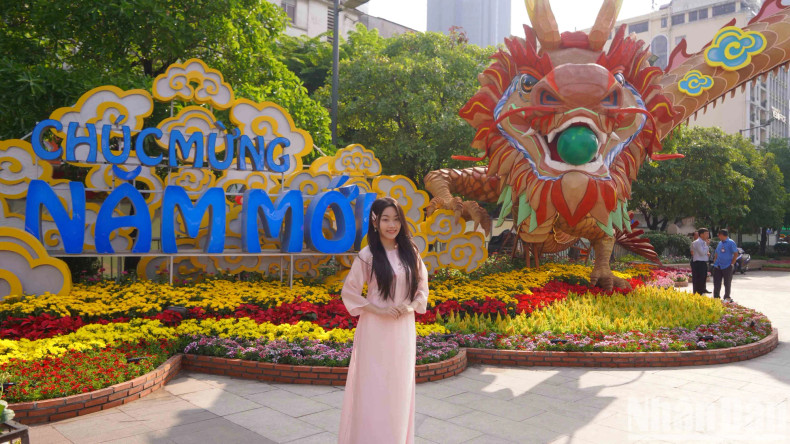 Nguyen Hue Flower Street for Tet Festival will serve the citizens and tourists from 7pm on February 7 until 9pm on February 14. Nguyen Hue Flower Street for Tet Festival will serve the citizens and tourists from 7pm on February 7 until 9pm on February 14.