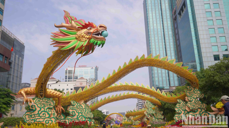 The scenes such as "Spring Flower Dragon Boat", "Nine-Dragon Door", "Spring Festival" and "Glass Cloud" have been clearly revealed. The scenes such as "Spring Flower Dragon Boat", "Nine-Dragon Door", "Spring Festival" and "Glass Cloud" have been clearly revealed.