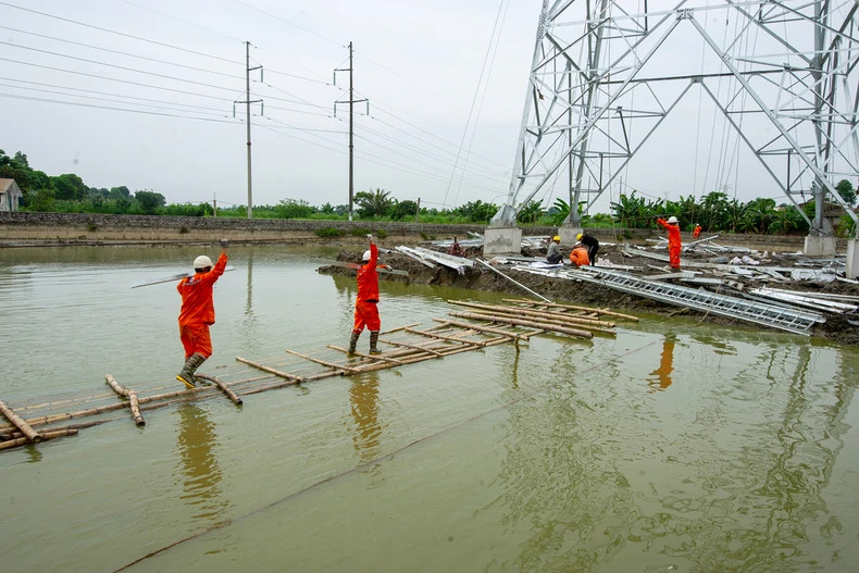 The construction of the Circuit-3 500kV transmission line, with the spirit of "enduring the sun, overcoming the rain, and not yielding to storms". (Photo: Thanh Vinh - EVNICT)