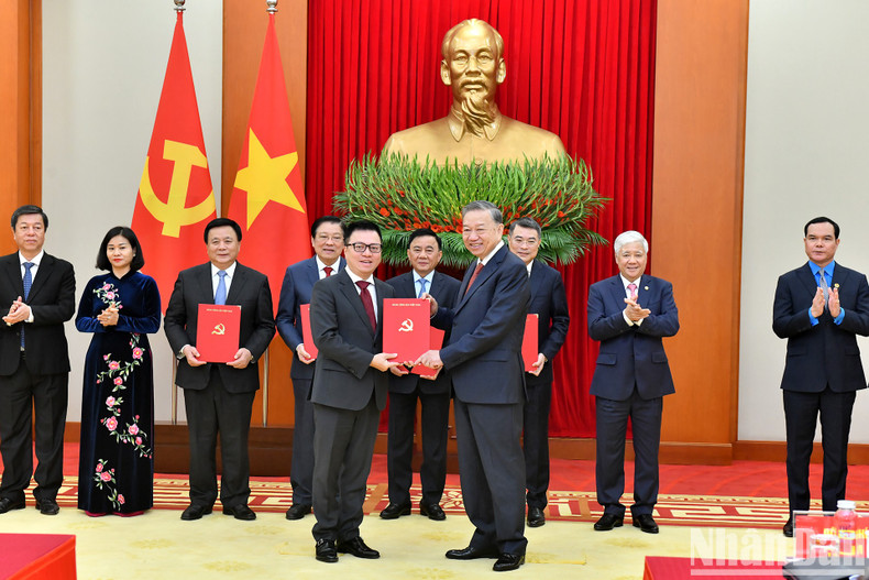 Party General Secretary To Lam presents the Politburo's decision on the functions, tasks, powers, and organisational structure of Nhan Dan (People) Newspaper.