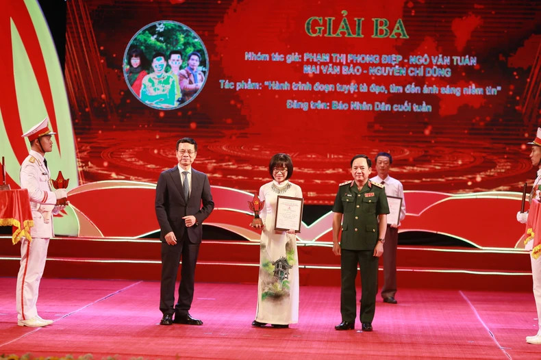 Journalist Phong Diep from Nhan Dan Newspaper receivesthe third prize on behalf of a group of journalists from Nhan Dan Weekly Newspaper.