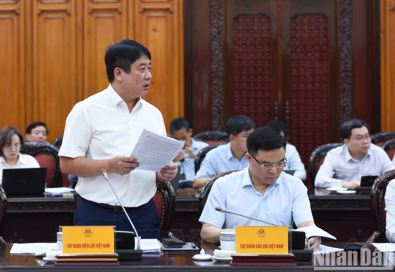 General Director of Vietnam Electricity Group (EVN) Nguyen Anh Tuan gives remarks at the meeting.