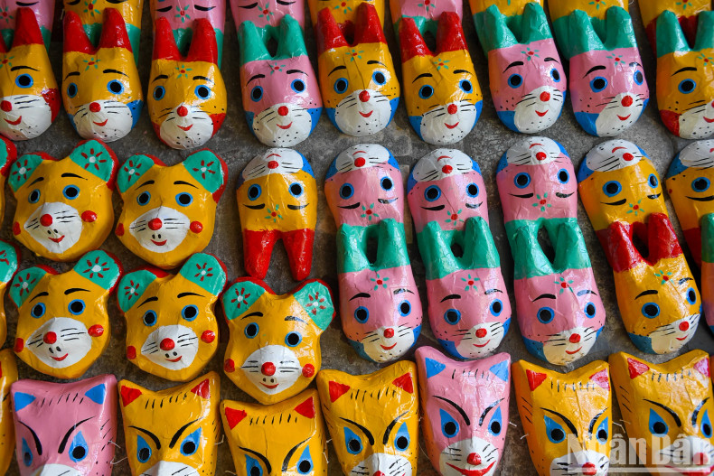 The price of each mask here ranges from 15,000 to 35,000 VND, depending on the size. The price of each mask here ranges from 15,000 to 35,000 VND, depending on the size.