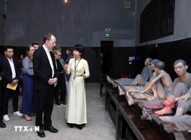 At the Hoa Lo prison relic (Photo: VNA) At the Hoa Lo prison relic (Photo: VNA)