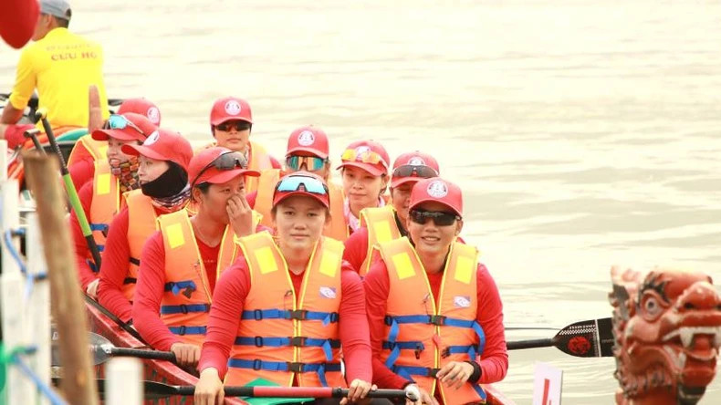 A women’s racing team before starting time. A women’s racing team before starting time.