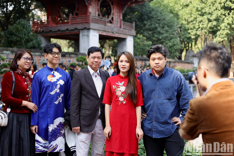 Quoc Trung (Thanh Xuan, Hanoi) and his family visit The Temple of Literature to ask for letters, pray for their career success, and capture beautiful memories on the occasion of Tet (Lunar New Year). Quoc Trung (Thanh Xuan, Hanoi) and his family visit The Temple of Literature to ask for letters, pray for their career success, and capture beautiful memories on the occasion of Tet (Lunar New Year).
