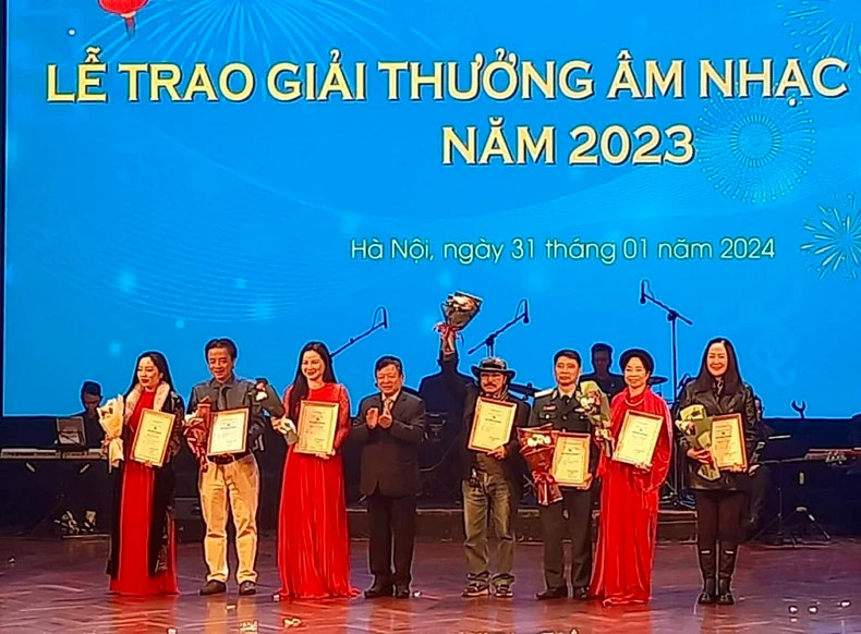 The A prizes were presented to outstanding artists.