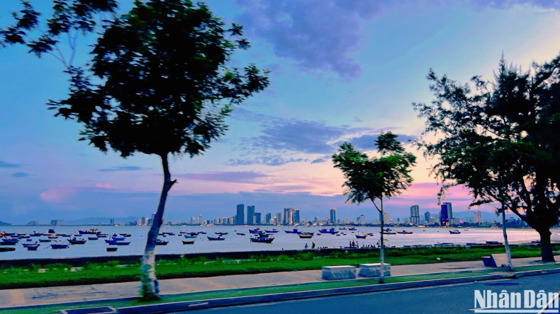 Leaving Son Tra after sunset, the coastal city has turned on the lights to sink into the magical night. Da Nang is a destination with rich night tourism experiences, such as food streets, night markets, the Dragon Bridge with fire and water shows, street music, and modern amusement parks. Leaving Son Tra after sunset, the coastal city has turned on the lights to sink into the magical night. Da Nang is a destination with rich night tourism experiences, such as food streets, night markets, the Dragon Bridge with fire and water shows, street music, and modern amusement parks.