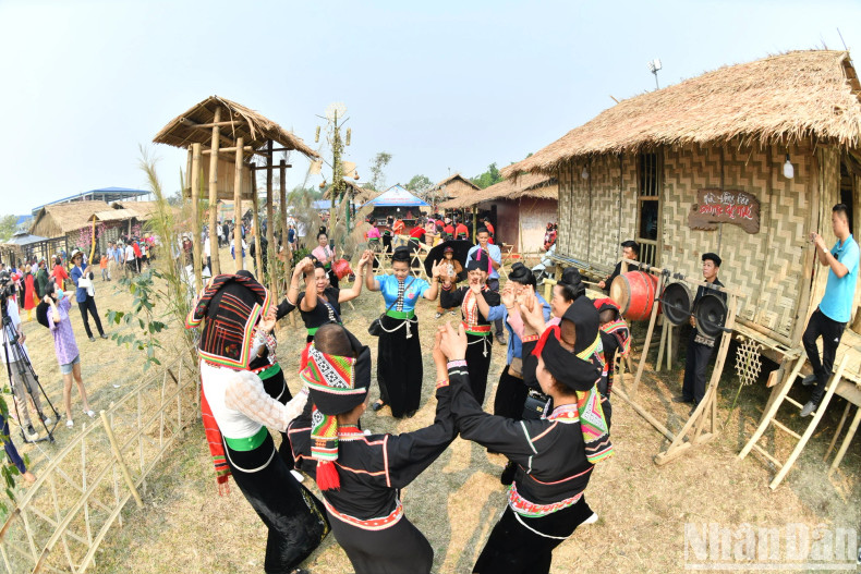 Xoe dance performance at Kho Mu ethnic group’s space.