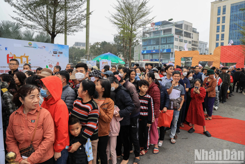 Throughout the three days of the 2024 Pho Festival (March 15-17), the organising board issued 15,000-20,000 preferential coupons (worth 15,000 VND each) for diners to enjoy ‘pho’. Throughout the three days of the 2024 Pho Festival (March 15-17), the organising board issued 15,000-20,000 preferential coupons (worth 15,000 VND each) for diners to enjoy ‘pho’.