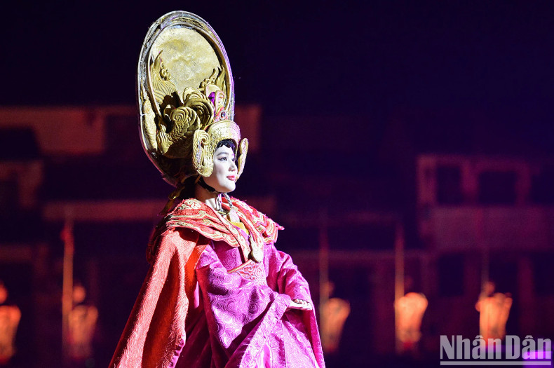 The graceful and charming image of Princess Huyen Tran appears in the artistic programme.