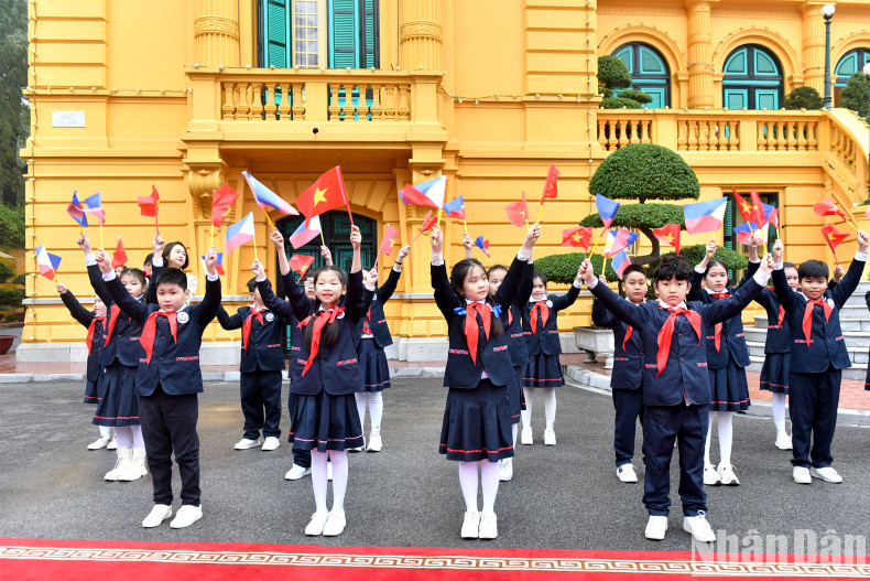 Hanoi children welcome Philippine President Ferdinand Romualdez Marcos Jr. and his spouse.