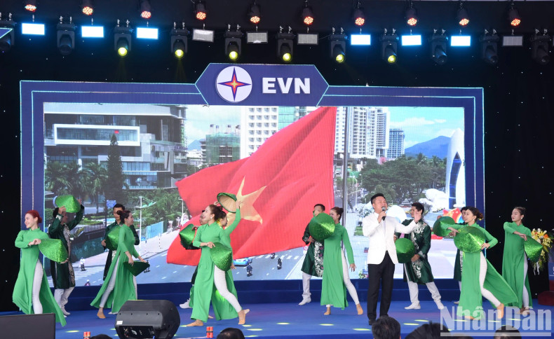 An art performance at the ceremony. An art performance at the ceremony.