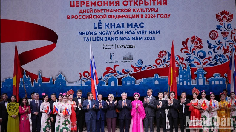 The delegates congratulate the performing artists. The delegates congratulate the performing artists.