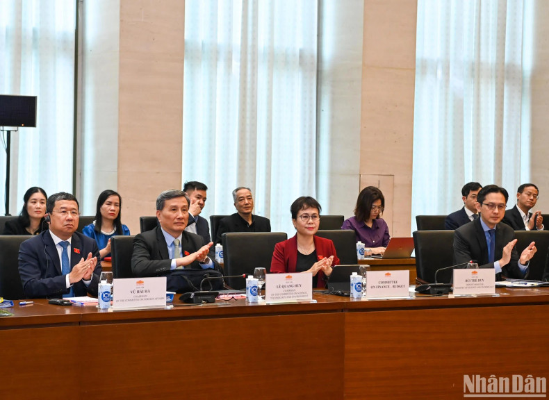 Leaders of the NA’s Committees, ministries and agencies, along with other delegates attend the working session.