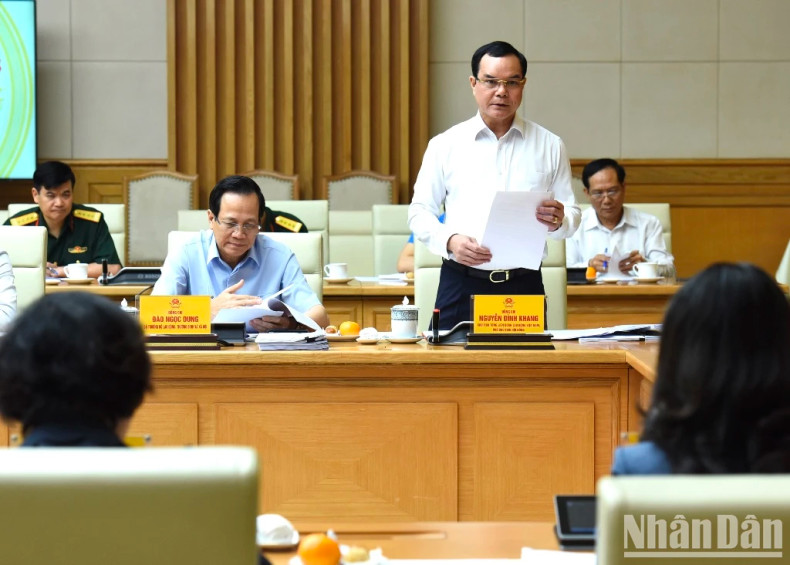 President of the Vietnam General Confederation of Labour Nguyen Dinh Khang gives remarks at the meeting.