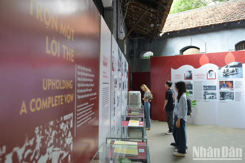 The exhibition features portraits of outstanding individuals such as Comrade Ha Huy Tap, Nguyen Van Cu, Vo Van Tan, Phan Dang Luu, Nguyen Huu Tien and Nguyen Thi Minh Khai, who remained steadfast and indomitable even on the battlefield. The exhibition features portraits of outstanding individuals such as Comrade Ha Huy Tap, Nguyen Van Cu, Vo Van Tan, Phan Dang Luu, Nguyen Huu Tien and Nguyen Thi Minh Khai, who remained steadfast and indomitable even on the battlefield.