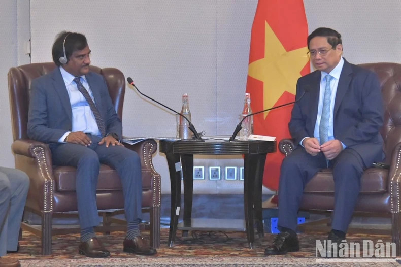 Prime Minister Pham Minh Chinh (right) meets Ramesh Babu, Chairman and Managing Director of SMS Pharmaceuticals Ltd, in New Delhi on July 31. (Photo: NDO) Prime Minister Pham Minh Chinh (right) meets Ramesh Babu, Chairman and Managing Director of SMS Pharmaceuticals Ltd, in New Delhi on July 31. (Photo: NDO)
