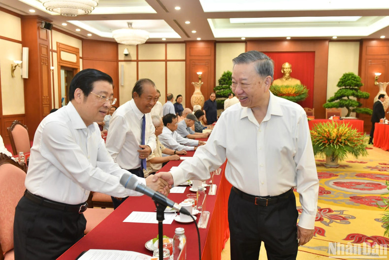 Party General Secretary and President To Lam with the delegates attending the meeting. Party General Secretary and President To Lam with the delegates attending the meeting.
