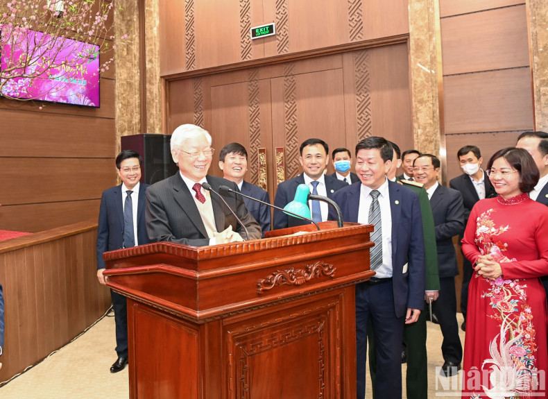 On the occasion of the 91st anniversary of the founding of the Communist Party of Vietnam, the Lunar New Year in 2021, and the success of the 13th National Party Congress, Party General Secretary and President Nguyen Phu Trong visits and extends greetings to the Party Committee, authorities, military, and people of Hanoi at the Hanoi Municipal Party Committee’s headquarters on the evening of February 11 (Lunar New Year's Eve).