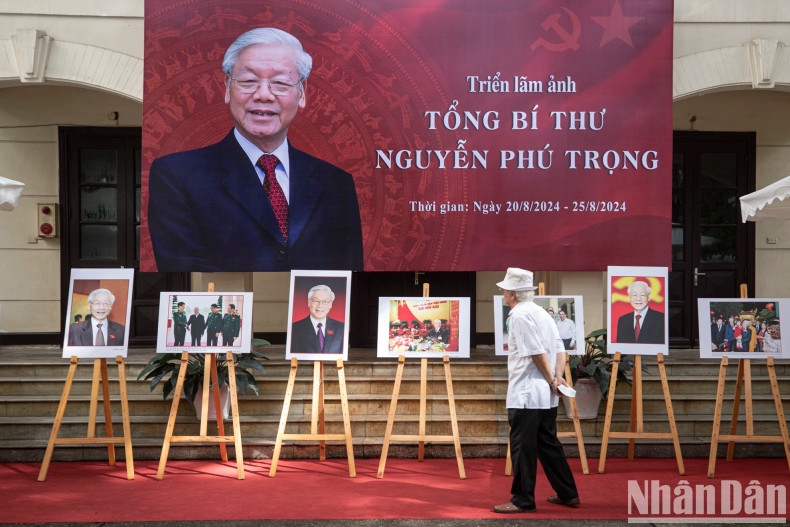 The exhibition features 44 impressive photos on the late Party leader's life and career across different periods and areas. The exhibition features 44 impressive photos on the late Party leader's life and career across different periods and areas.