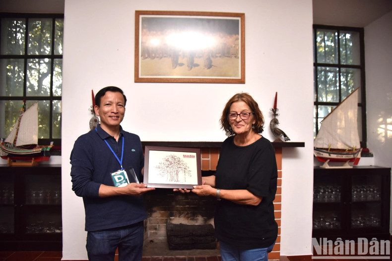 At the meeting with the Nhan Dan Newspaper delegation, Comrade Fernanda Mateus, a member of the Political Bureau of the Portuguese Communist Party, highly appreciated Vietnam's active participation in each press festival’s edition, which has significantly contributed to strengthening solidarity among communist parties, workers, and progressive forces worldwide.