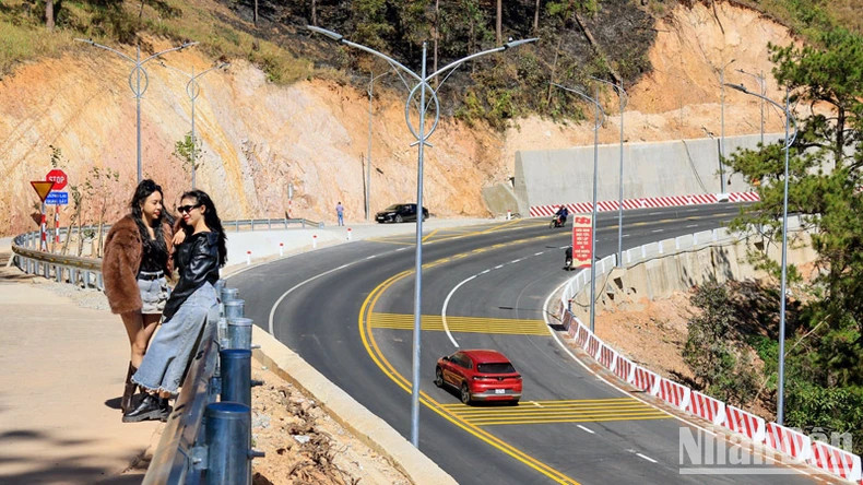 The route along Prenn Pass in Da Lat City has been upgraded and expanded. The route along Prenn Pass in Da Lat City has been upgraded and expanded.
