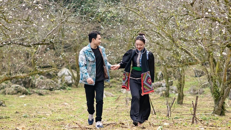 Singer and musician Bui Tien Thuong in the middle of plum blossom season, in his MV “Tay Bac tinh xuan” (Love in the Northwest's Spring).