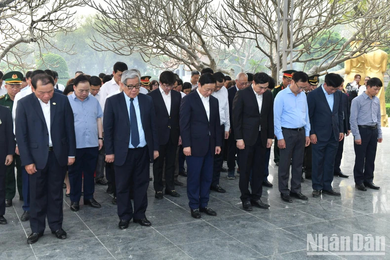 Deputy PM Tran Hong Ha and delegates offer incense at Martyrs’ Cemetery A1 in Dien Bien province (Photo: NDO)