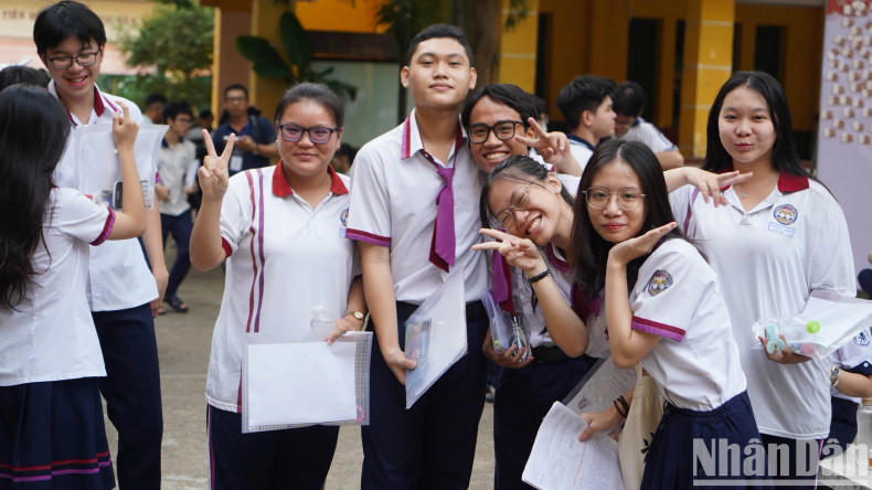 After finishing the Literature test, the candidates were quite confident. After finishing the Literature test, the candidates were quite confident.