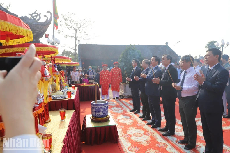 Deputy Prime Minister Tran Hong Ha and delegates perform the ritual of incense offering.