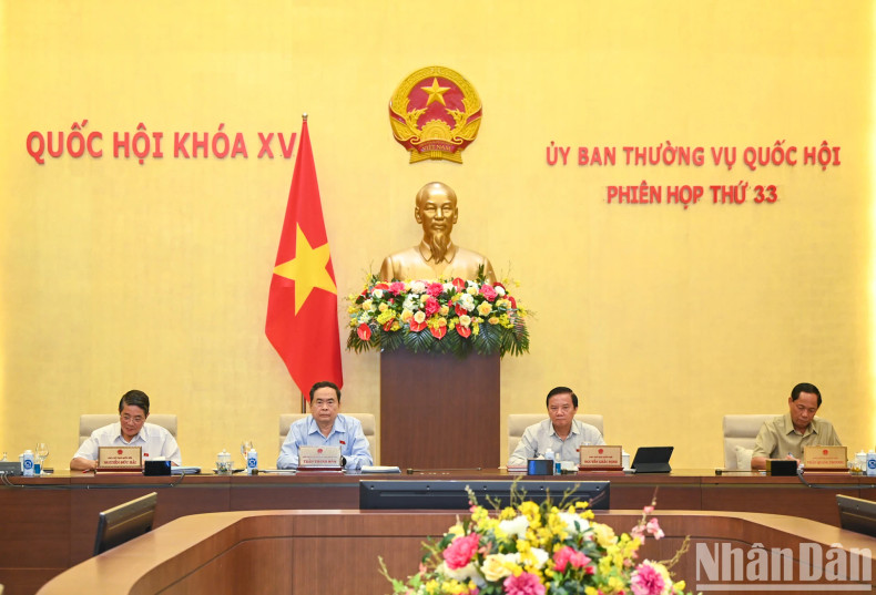 NA Standing Vice Chairman Tran Thanh Man and other NA Vice Chairmen chair the session.