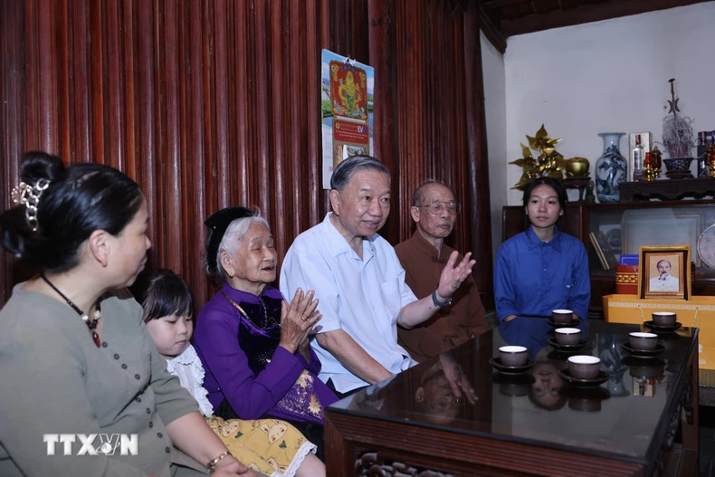 President To Lam visits Giang Vinh Phuc's family in Duong Lam Village. (Photo: VNA)