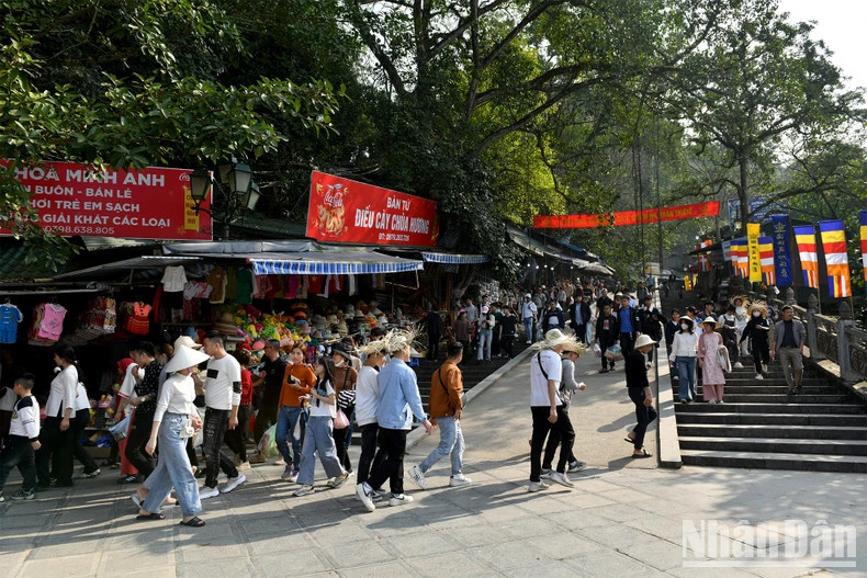 A large number of locals and tourists worship Buddha.