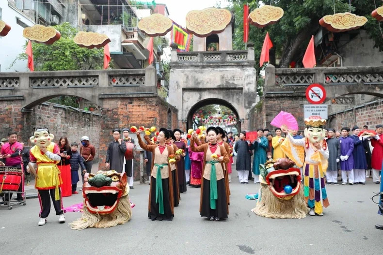 The procession passes through Quan Chuong Gate. The procession passes through Quan Chuong Gate.