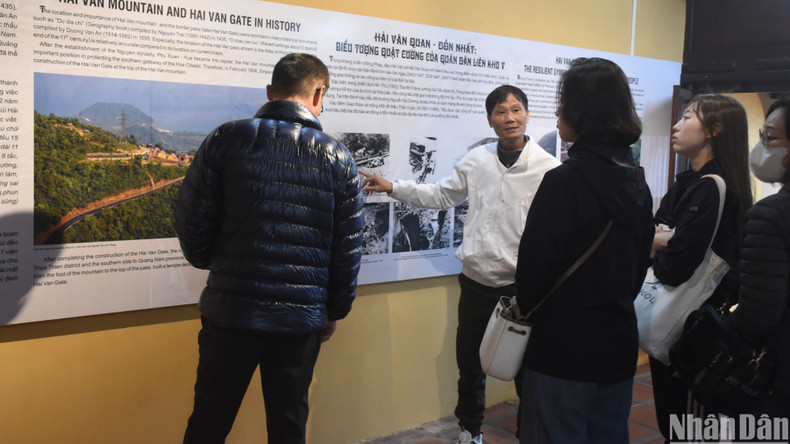 Visitors learn about the Hai Van Gate national relic site at the display room. (Photo: ANH DAO)