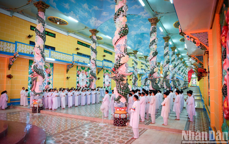 Cuu Trung Dai (main hall) is the most attractive place for tourists in the Holy See. The space is 81 metre long and 27 metre wide, separated from other spaces in the main hall by 18 pillars divided into two sides, and is carved and decorated with exquisite images of the dragon.