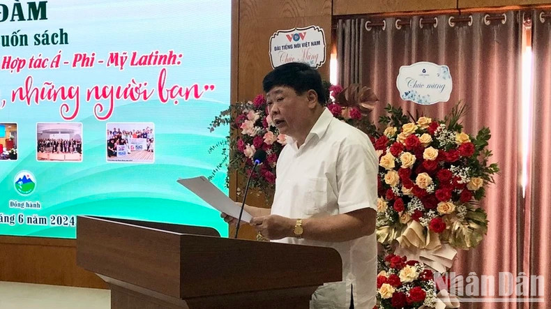 Assoc. Prof. Dr Nguyen The Ky speaks at the seminar.