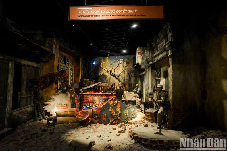 In the exhibition area for the fourth theme, in addition to displaying artefacts, there are also lively dioramas in a 1:1 scale that recreate the atmosphere of Hanoi's streets during the 60-day-and-night defence of the capital.